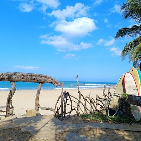 Light House Beach Hut Komari Экстерьер фото