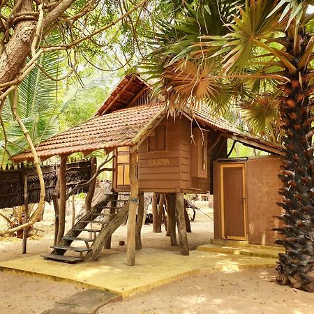 Light House Beach Hut Komari Экстерьер фото