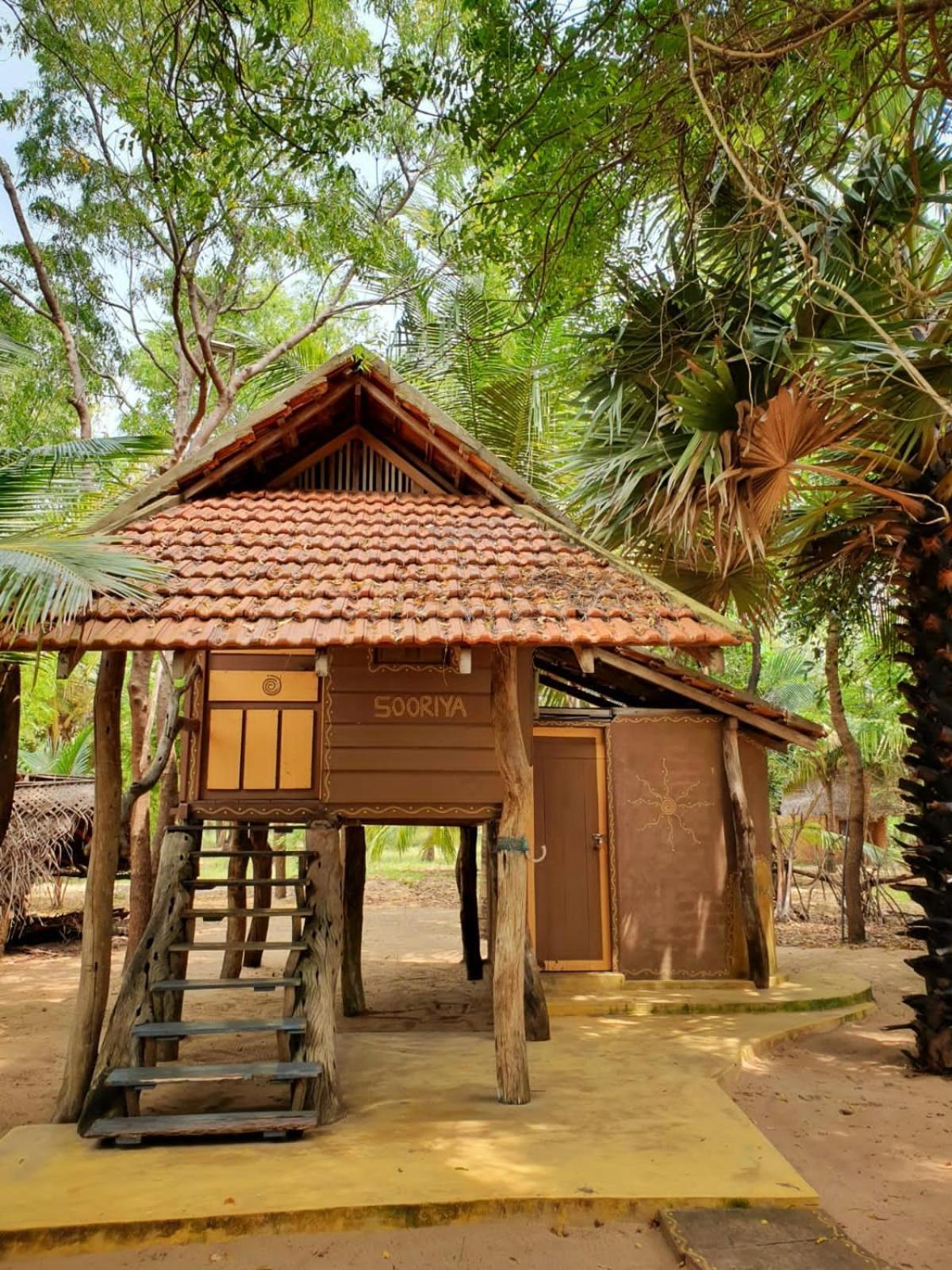 Light House Beach Hut Komari Экстерьер фото