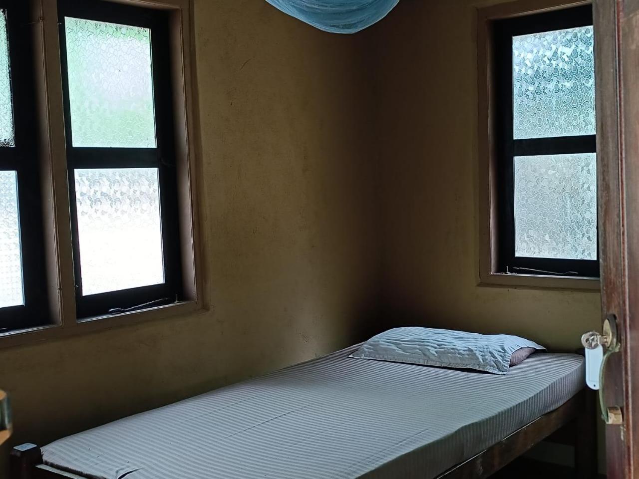 Light House Beach Hut Komari Экстерьер фото