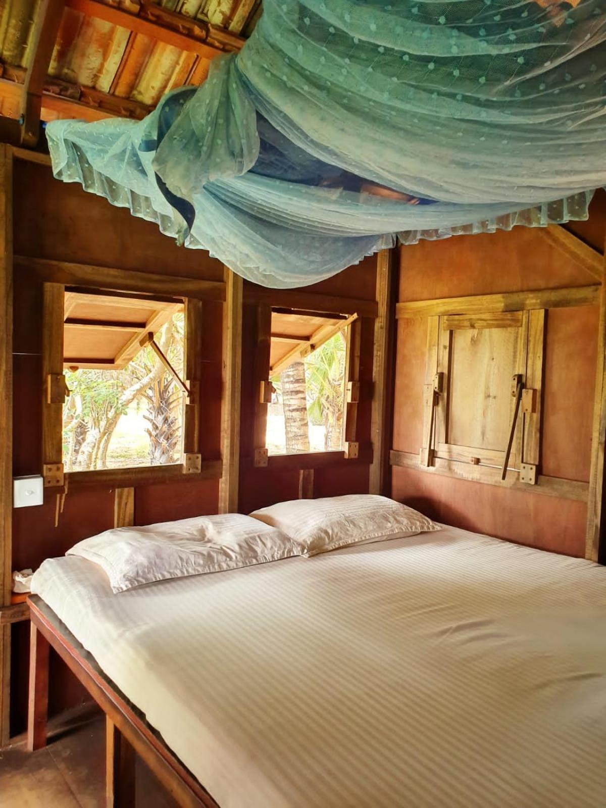 Light House Beach Hut Komari Экстерьер фото