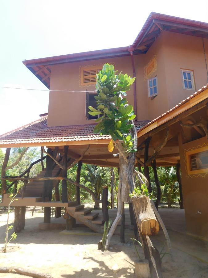 Light House Beach Hut Komari Экстерьер фото