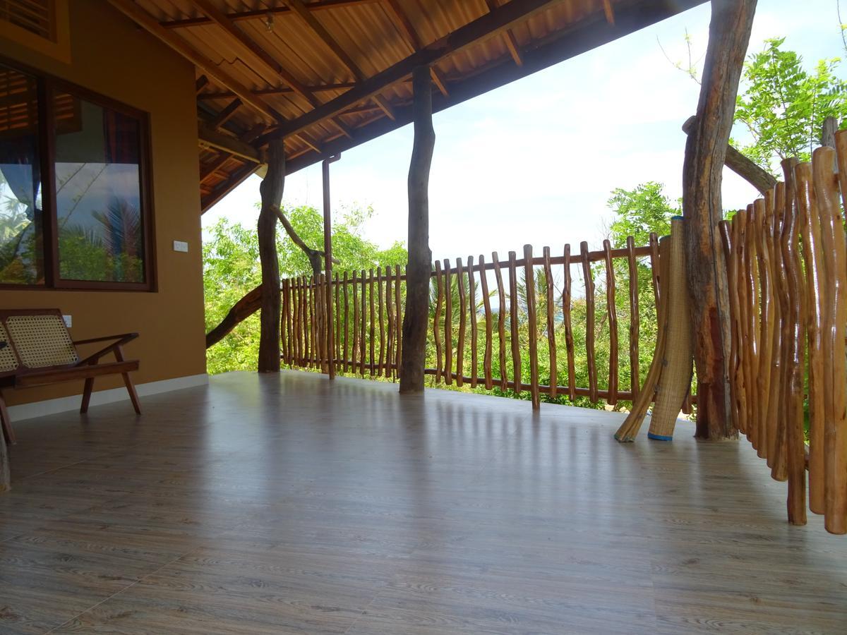 Light House Beach Hut Komari Экстерьер фото