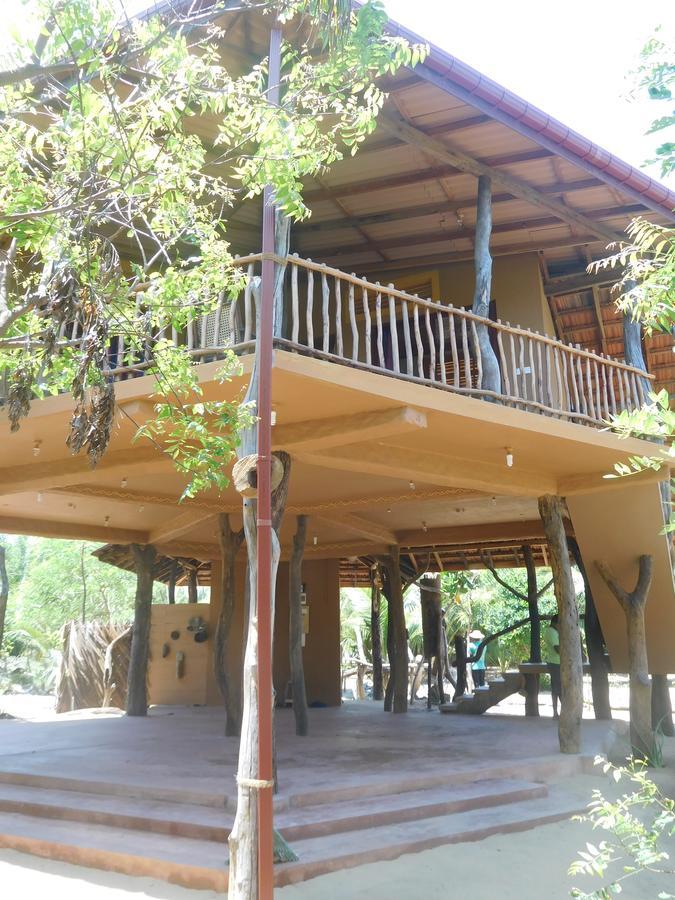 Light House Beach Hut Komari Экстерьер фото